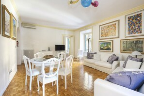 Smart-TV, bøker, kontorer og PC-skjermer