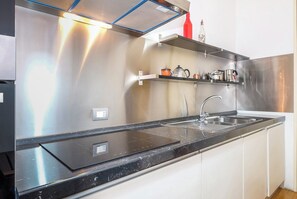 Réfrigérateur, four à micro-ondes, un four, surface de cuisson