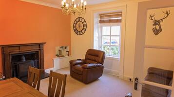 Älytelevisio, takka, kirjoja