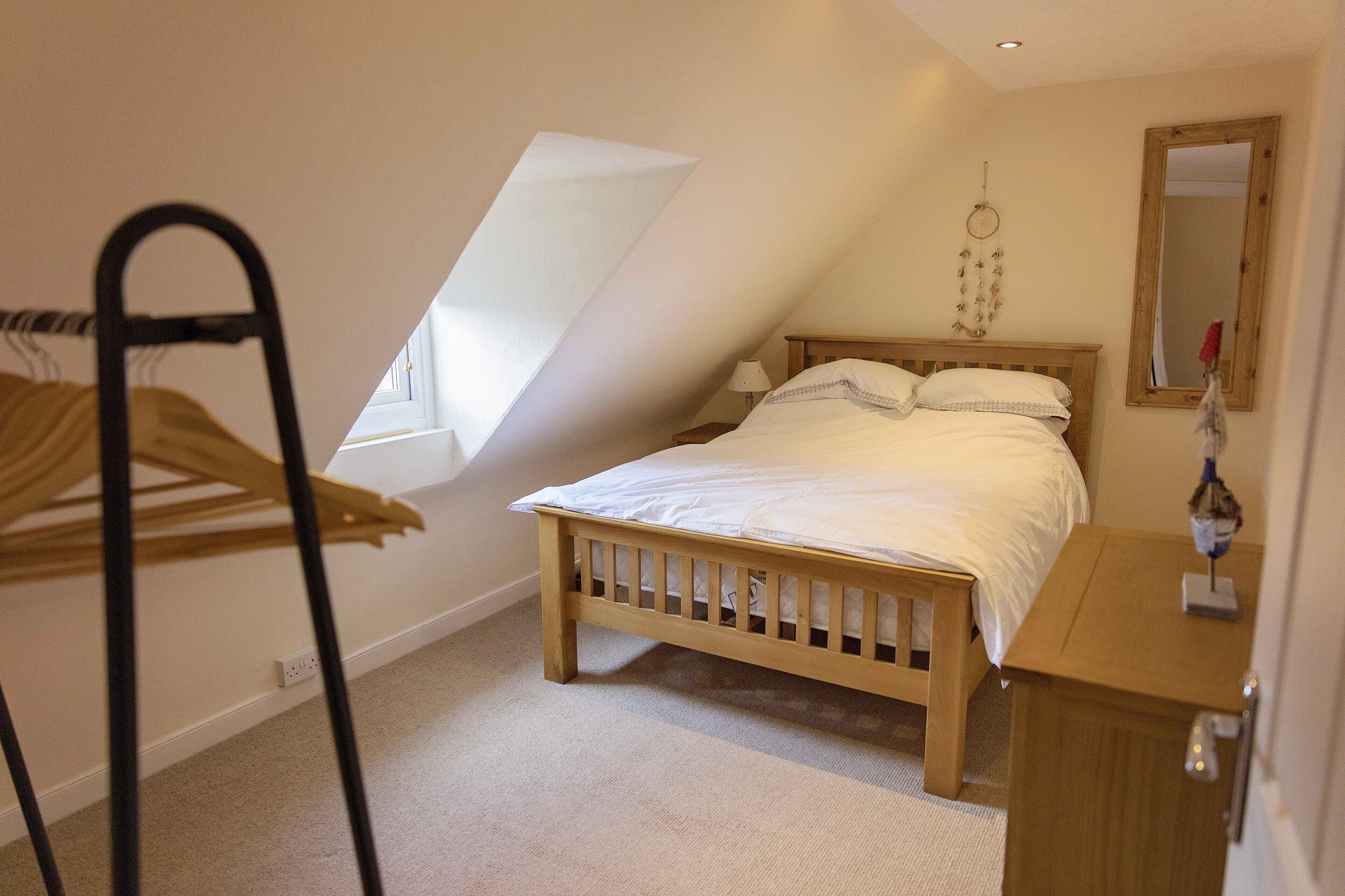 3 slaapkamers, een strijkplank/strijkijzer, gratis wifi, beddengoed