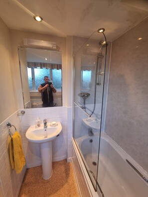 Chuveiro/banheira combinados, secador de cabelo, toalhas de banho 