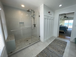 Combined shower/tub, towels