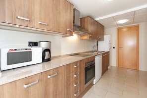 Kylskåp, mikrovågsugn, ugn och diskmaskin