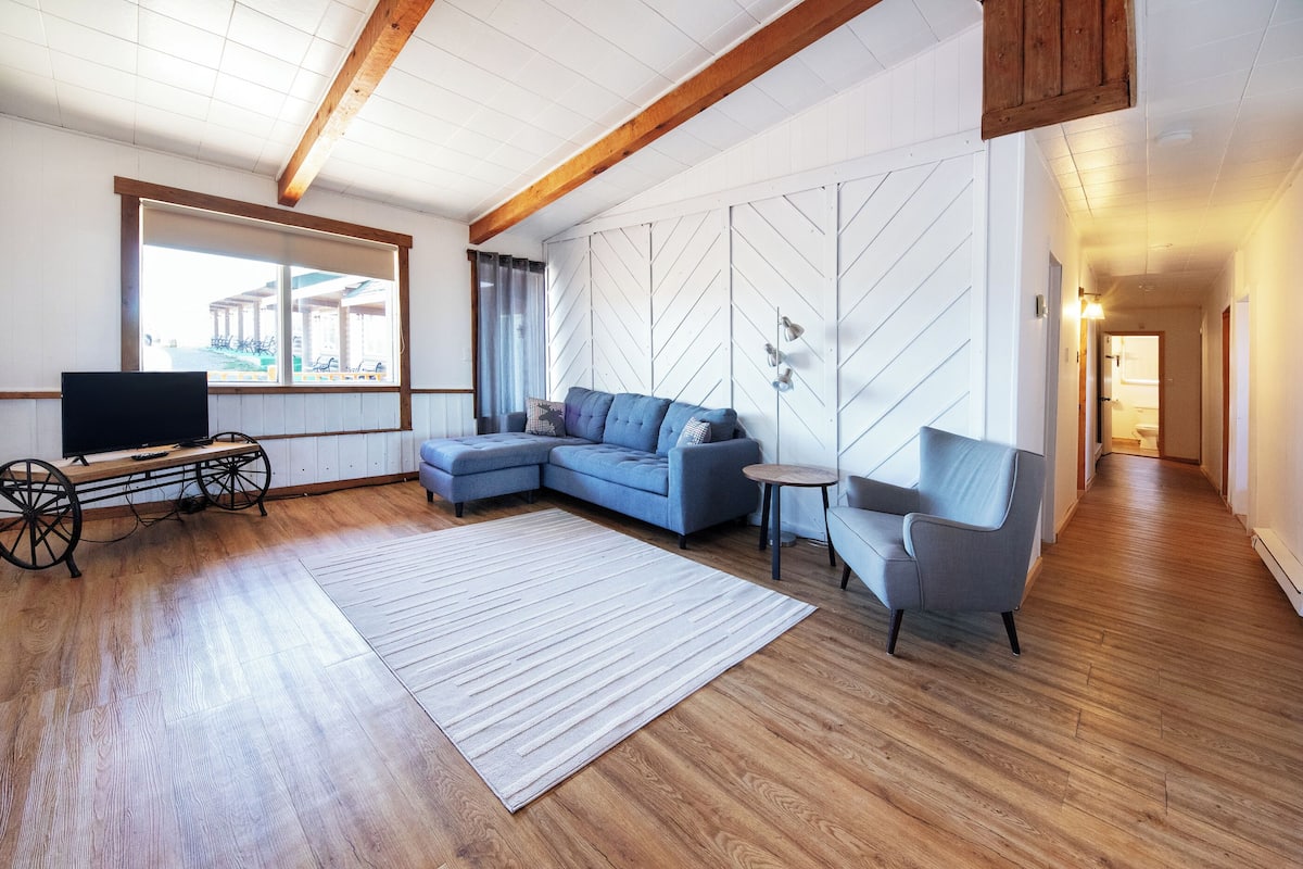 Classic Chalet, 4 Bedrooms, Kitchen, Sea View | Hypo-allergenic bedding, individually furnished, blackout drapes