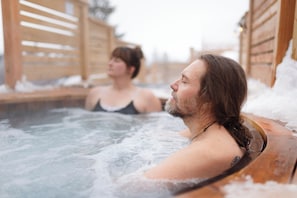 A wooden hot tub with two people in it. - Nordet (Perce)