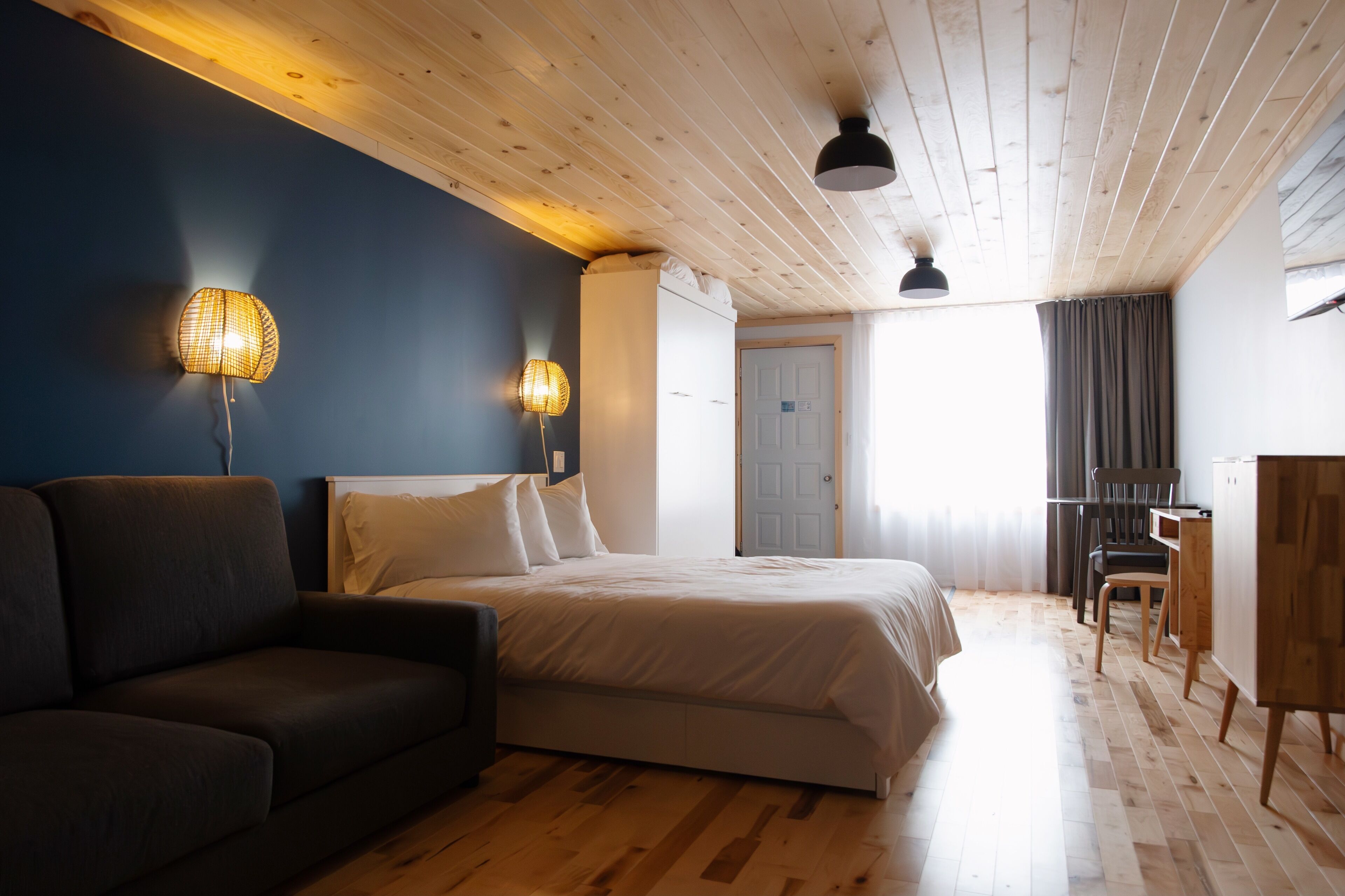 Studio Familial, coin cuisine, vue mer | Literie hypoallergénique, ameublement personnalisé, rideaux occultants