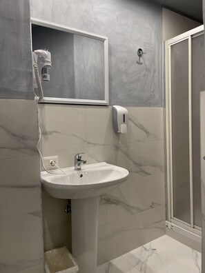 Vòi sen phun mưa, máy sấy tóc, chậu vệ sinh/vòi rửa 