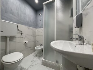 Rainfall showerhead, hair dryer, bidet - Lion University & Youth Hostel Milano (Milan)