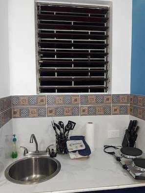 Full-sized fridge, microwave, stovetop, electric kettle - Just Like Home, New Kingston (New Kingston)
