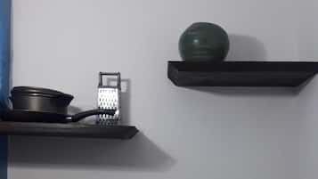 1 slaapkamer, een bureau, een strijkplank/strijkijzer, wifi