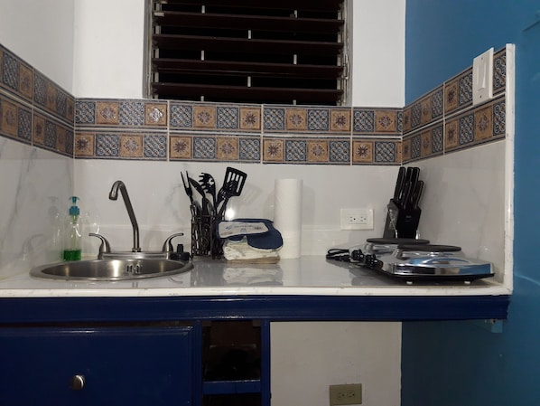 Full-sized fridge, microwave, stovetop, electric kettle