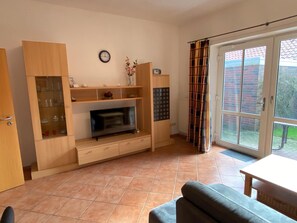 TV, stereo - This bright holiday home on the ground floor offers on its approx. (Carolinensiel)