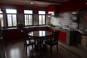 Een koelkast, een magnetron, een koffiezetapparaat/waterkoker