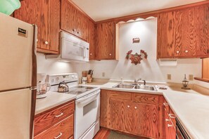 Fridge, microwave, oven, stovetop - Cozy and comfortable accommodations in picturesque country setting (Hinckley)