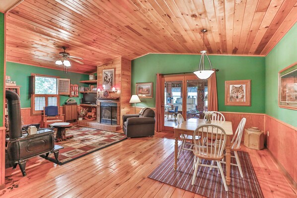 Interior - Cozy and comfortable accommodations in picturesque country setting (Hinckley)