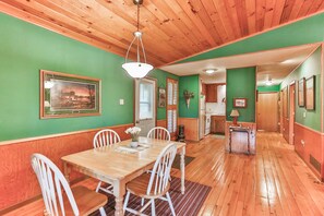 Dining - Cozy and comfortable accommodations in picturesque country setting (Hinckley)