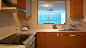 Departamento familiar, 3 habitaciones | Cocina privada | Refrigerador con congelador, microondas, horno y utensilios de cocina