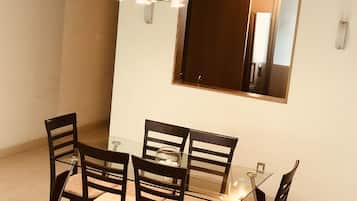 Departamento familiar, 3 habitaciones | Área de sala de estar | Televisión LED de 30 pulgadas con canales por cable y televisión