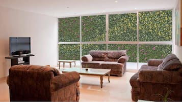 Departamento familiar, 3 habitaciones | Sala de estar | Televisión LED de 30 pulgadas con canales por cable y televisión