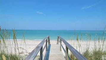 Perto da praia, espreguiçadeiras, toalhas de praia