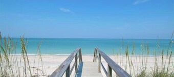 Historically Significant, 2nd floor, 1 BR, 1 Private BA Close to Everything