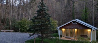 Creekside Retreat: yksinkertainen mökki ylellinen, upea! River-lähellä Weaverville, Asheville ja paljon muuta!