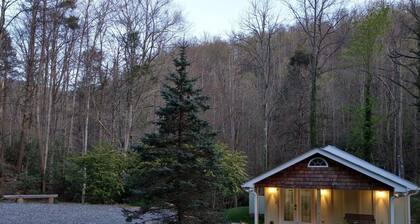 Creekside Retreat on the Creek with fire pit