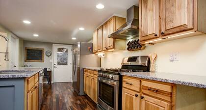 Creekside Retreat: yksinkertainen mökki ylellinen, upea! River-lähellä Weaverville, Asheville ja paljon muuta!