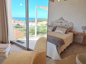 5 chambres, coffres-forts dans les chambres, bureau