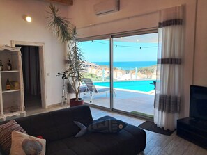 TV connectée, baby-foot, table de tennis de table, livres