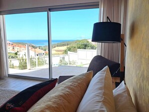 5 dormitorios, caja fuerte, escritorio y tabla de planchar con plancha