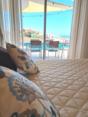 5 dormitorios, caja fuerte, escritorio y tabla de planchar con plancha