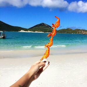 På stranden