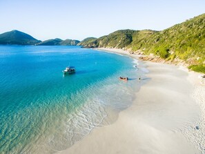 På stranden