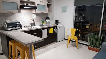 Refrigerador, horno, cafetera y tetera y utensilios de cocina