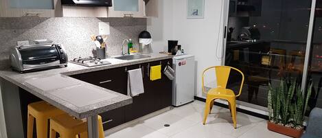 Kühlschrank, Ofen, Wasserkocher mit Kaffee-/Teezubehör