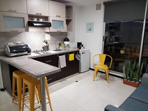 Réfrigérateur, four, cafetière/bouilloire