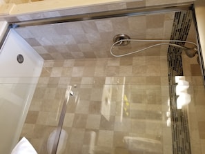 Douche, sèche-cheveux, serviettes fournies, savon