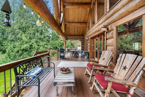 A Log House in a Private Forest with Hot Tub!