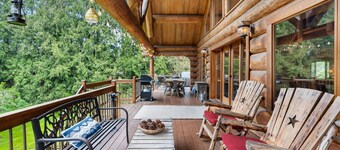 A Log House in a Private Forest with Hot Tub!