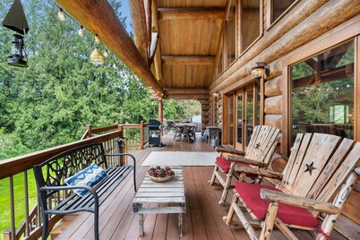 A Log House in a Private Forest with Hot Tub!