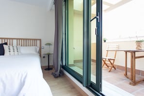2 habitaciones, tabla de planchar con plancha y ropa de cama 