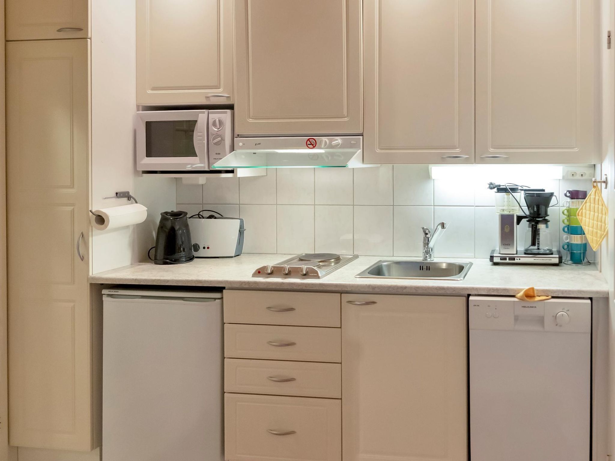 Kühlschrank, Mikrowelle, Geschirrspüler, Kochgeschirr/Geschirr/Besteck