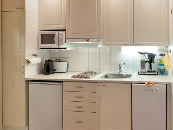 Een koelkast, een microgolfoven, een vaatwasser