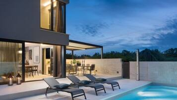 Lämmitetty uima-allas