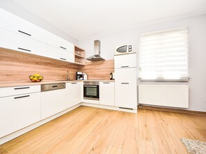 Kühlschrank, Mikrowelle, Ofen, Geschirrspüler