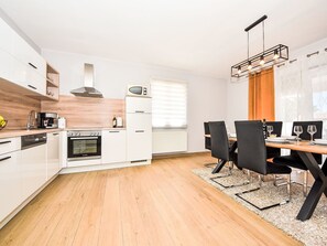Kühlschrank, Mikrowelle, Ofen, Geschirrspüler