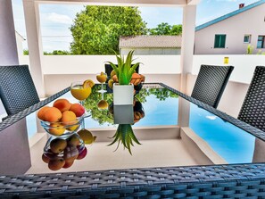 تناول الطعام بالخارج