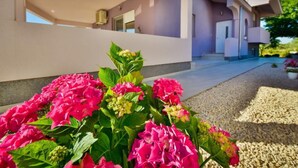 A modern house with a covered porch and a gravel driveway. - Vacation home Anić by Interhome (Novigrad (Zadar))