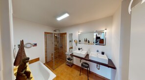 Baignoire, sĂšche-cheveux, serviettes fournies, savon